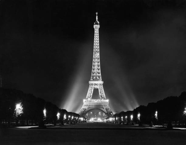 ParisAMDParis's tweet image. Lambert/Hulton Archive.
Lumières de la Tour Eiffel 
1955. Paris