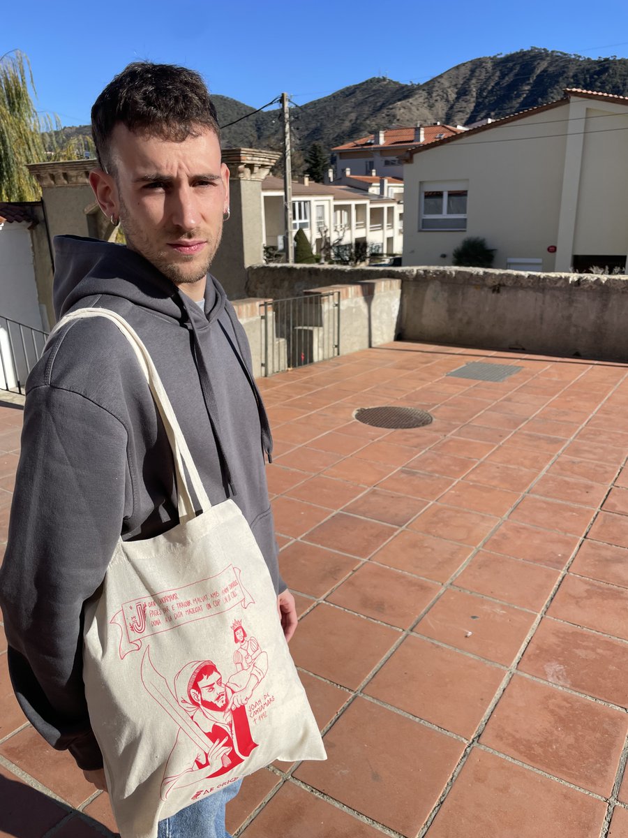 revistaborigine's tweet photo. ⚠️ Vols aconseguir dues totebags de temàtica històrica? ⚠️

La il·lustradora Laura Molner (@uralanormel) ha dibuixat a Joan de Canyamars, Teresa Claramunt, Isabel de Villena i Joanot Colom 🖌️

Visita'ns i participa! 🍀 https://t.co/WjxlJSFNyk