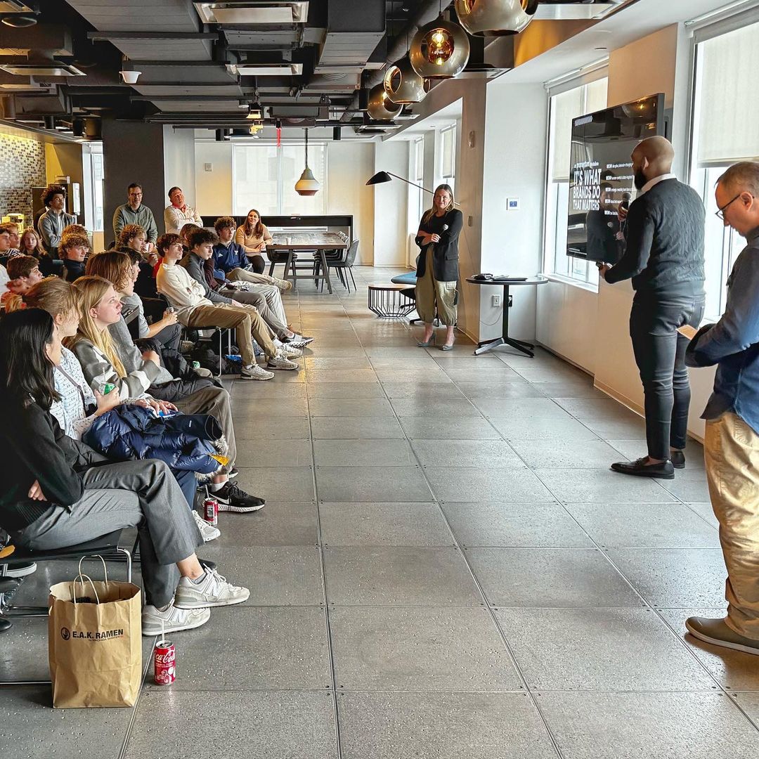 Yesterday, we loved hosting Webster Grove high school from St. Louis in our New York office to share insights into the world of experiential and all things #MomentumWorldwide! 🙌 #ExperientialMarketing #WorkCulture