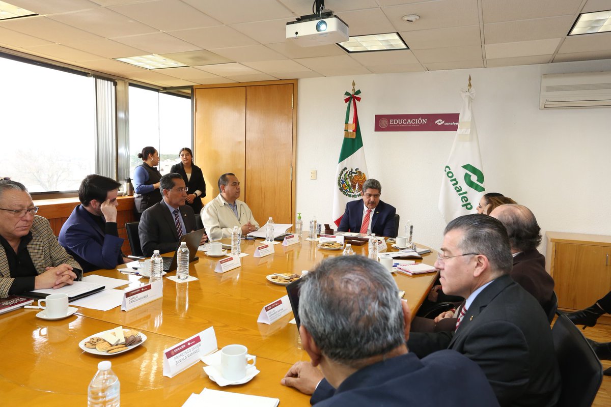 CONALEP_Mex's tweet photo. ¡Empezamos el año en sintonía con los desafíos del Nearshoring en 2024!

Presentamos el día de ayer el relanzamiento de nuestro Modelo Dual, un compromiso sólido con la excelencia educativa y una auténtica forma de aprender.👏🏻

#TransformandoLaEducación https://t.co/ix9D6FdfsQ