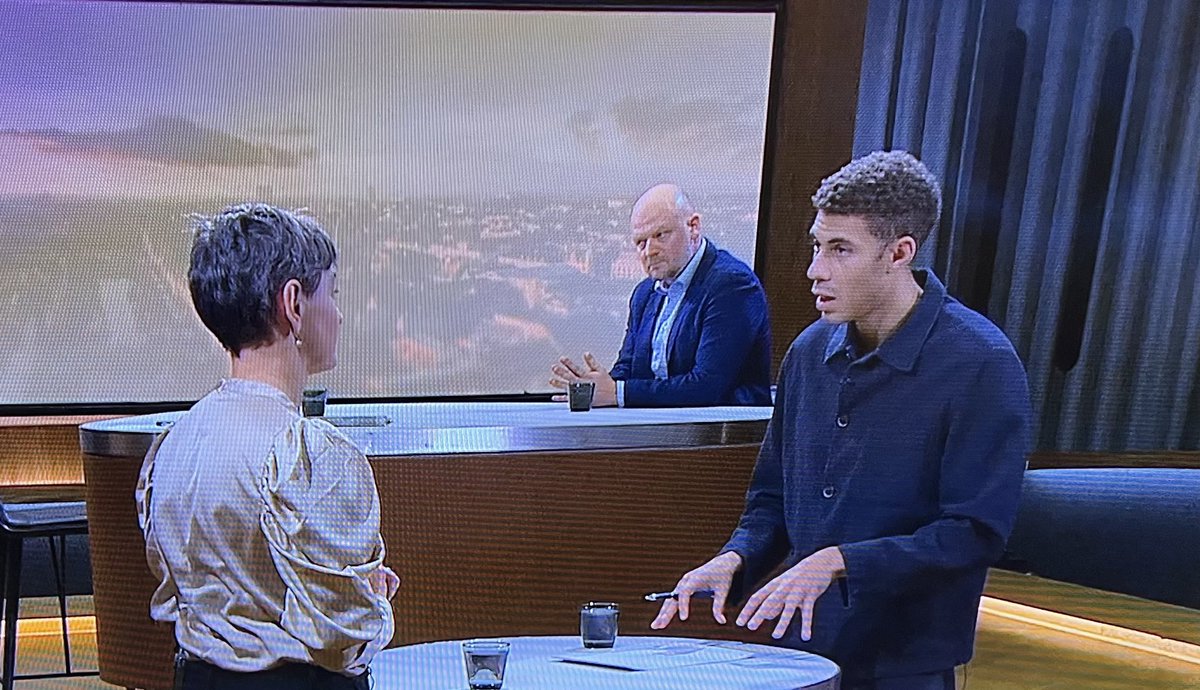 SaraVergo's tweet photo. Nej, jeg køber ikke påstanden om, at vi fortæller en forfaldsfortælling om det at arbejde i centraladministrationen! Men i @djoef kerer vi os både om medarbejdernes trivsel og faglighedens vilkår. Vi har et fantastisk embedsværk som vi skal værne om ❤️ @Deadline_dr https://t.co/FzXAVdkX2z