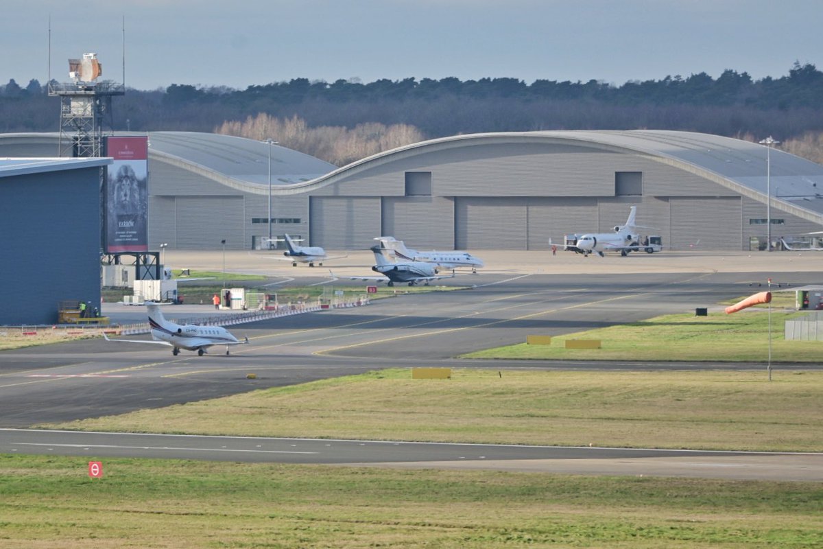 paumoyam's tweet photo. Avui dormo al Aviator de Farnboroug. Les vistes des de l’habitació són espectaculars! https://t.co/CHhqYuEicK