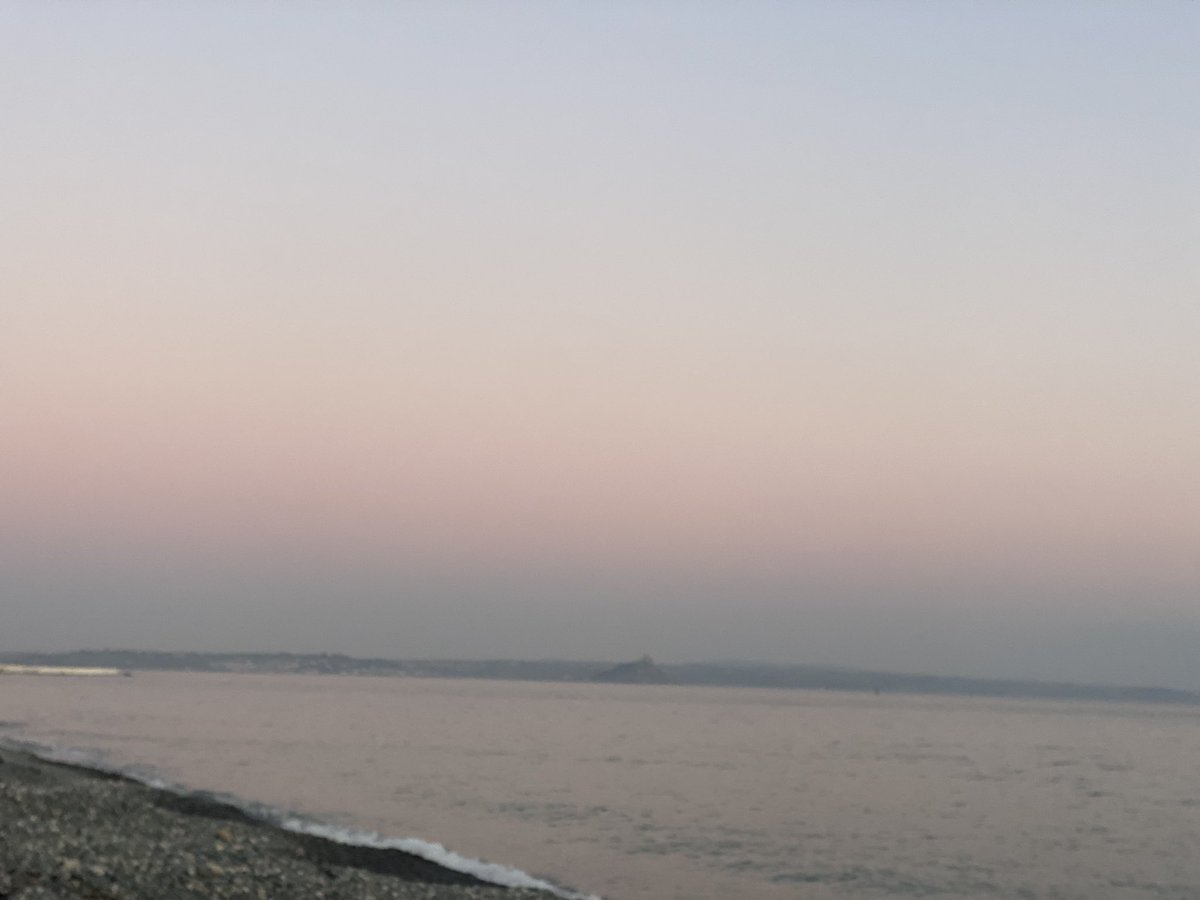 Shelley_Marie86's tweet photo. The photo doesn’t do justice to how pink/ purple the sky is this evening!! #sunset #sunsetstrolls #pinkskies #purpleskies #mountsbay #penzance https://t.co/GGGHmR0Wa6