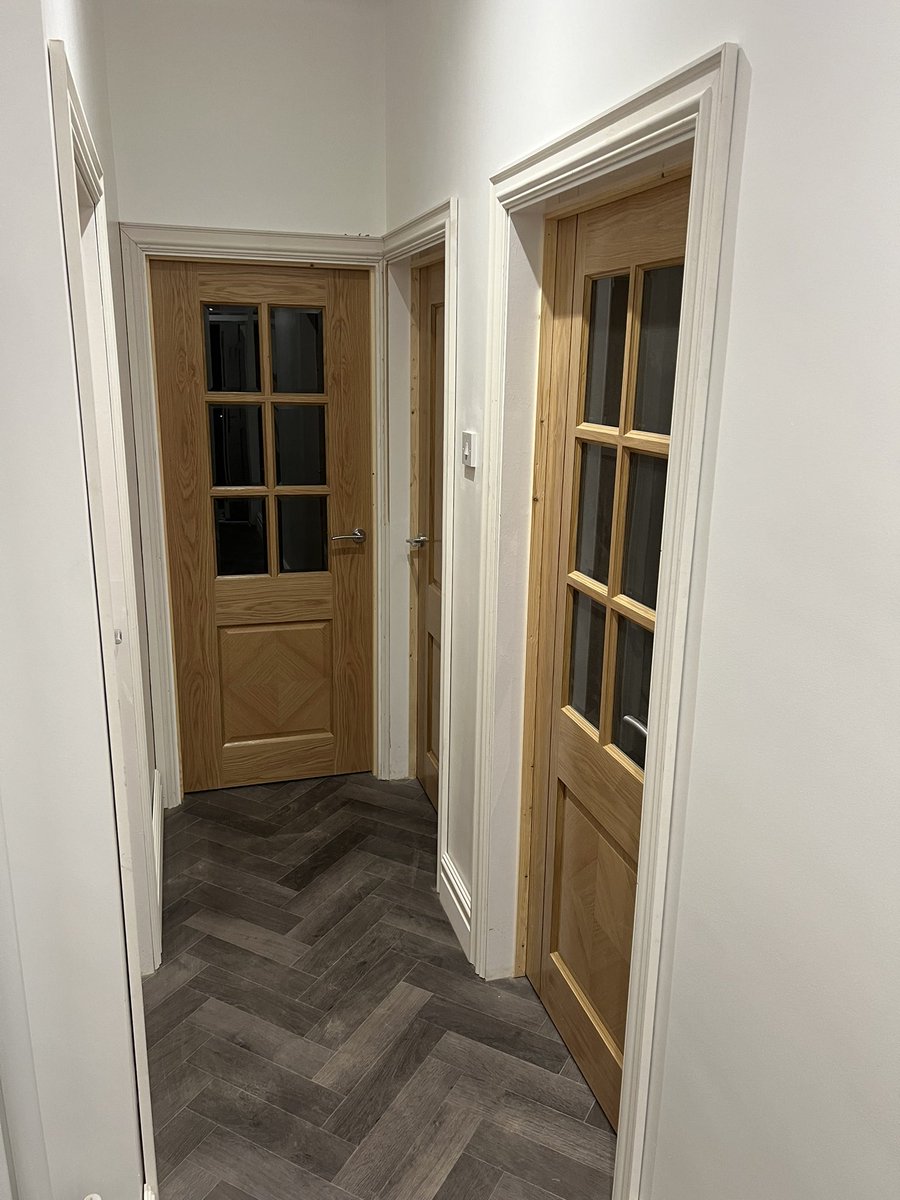 CarpentryWilson's tweet photo. 6 deanta kensington oak pre finished doors hung and finished off with howdens victorian architrave and skirting #rwilsoncarpentry https://t.co/Rok3FDwewM