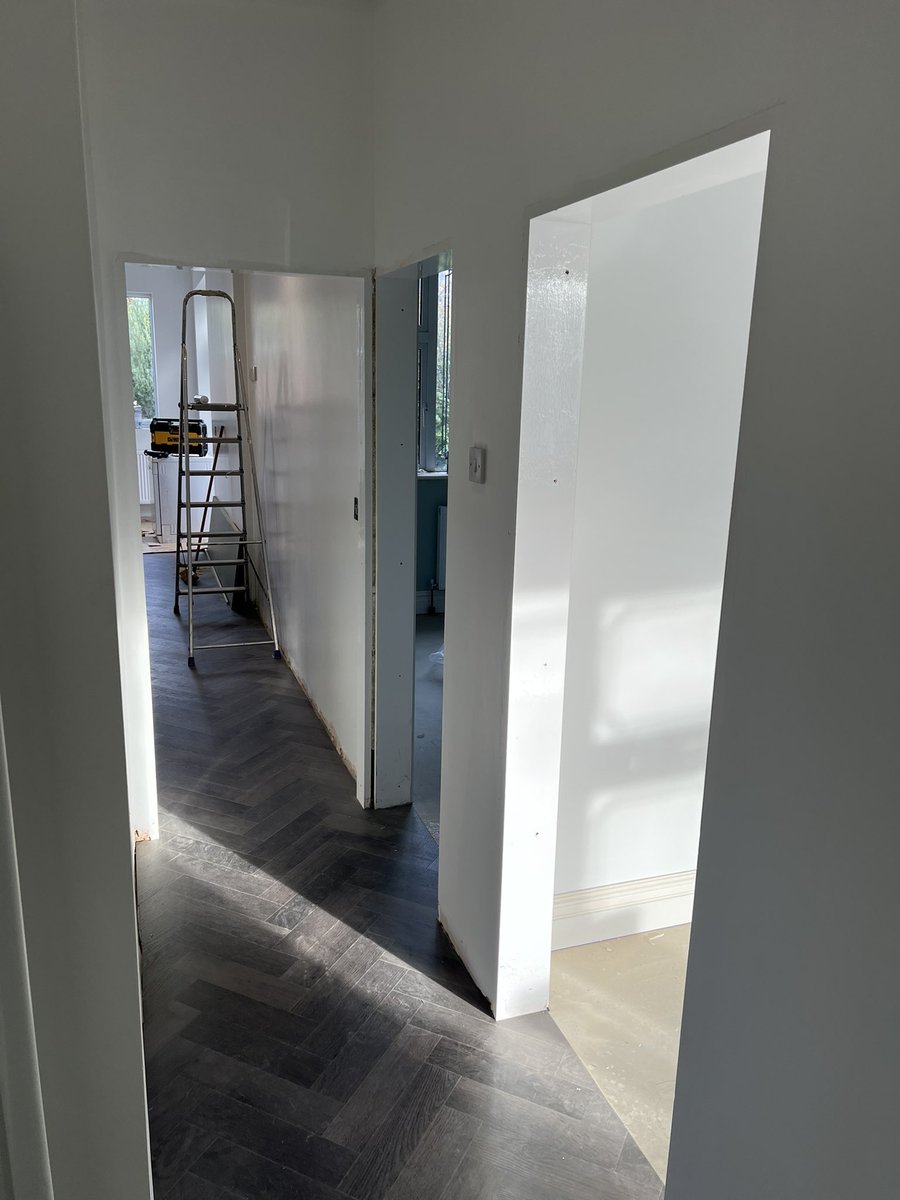CarpentryWilson's tweet photo. 6 deanta kensington oak pre finished doors hung and finished off with howdens victorian architrave and skirting #rwilsoncarpentry https://t.co/Rok3FDwewM