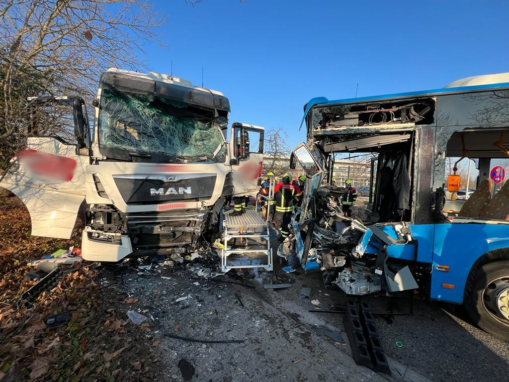 #Einsatz: Schwerer #Verkehrsunfall zwischen #Linienbus und LKW - beide Fahrer eingeklemmt und lebensgefährlich verletzt - gemeinsam mit der Feuerwehr #Wiesloch und der Werkfeuerwehr Heidelberger Druckmaschinen befreit - zwei Fahrgäste leicht verletzt 

Bilder: Carina Kircher