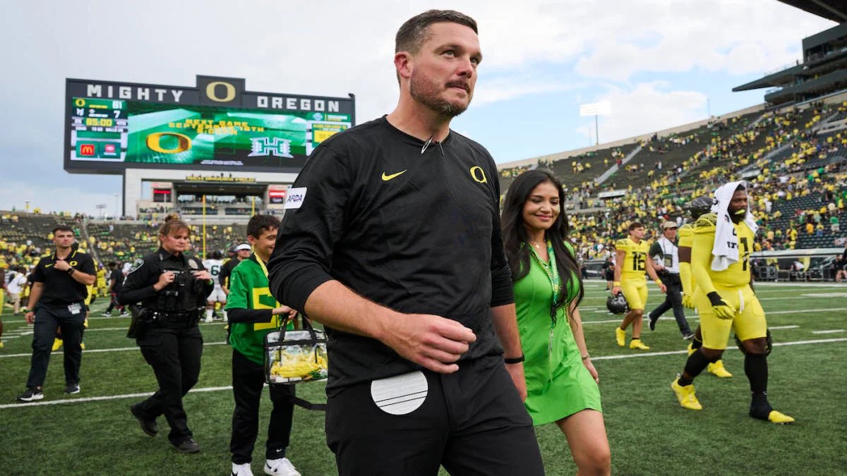 Dan Lanning, who has been a popular name regarding the Alabama head coaching opening, is staying at Oregon, sources tell @247sports. Reports last night that he was in Tuscaloosa were inaccurate. 247sports.com/Article/dan-la…