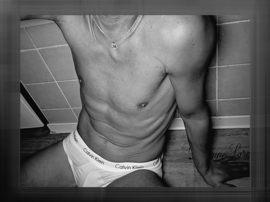 Ungefiltert_Ich's tweet photo. War nach dem ganzen Hausarbeiten schreiben ne Runde laufen und bin gut durchgefroren. Jetzt ne Runde in die Wanne und dann sehen wir mal.
#ThirstyThursday #ckundi #shirtlessboys #timewithme #gaymen #timetobefree https://t.co/ZUVpLG7Nvd