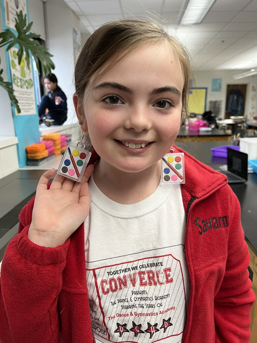 STOP IT!!! How adorable are these earrings…and the paint actually works!! @frps_Doran @FRPSFinePerArts