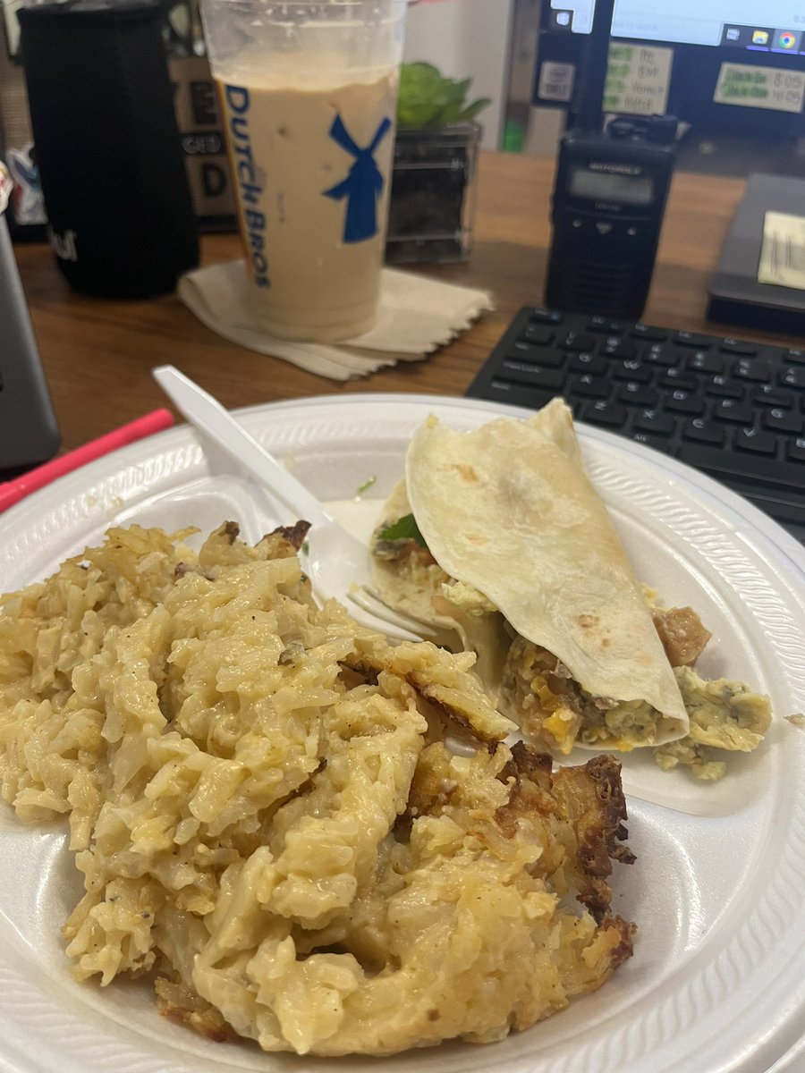 Thank you <a href="/TheToastedYolk/">Toasted Yolk Cafe</a> and <a href="/JenksPta/">Jenks PTA</a> for this awesome breakfast this morning 😁 <a href="/MJEjags/">Jenks Elementary</a>