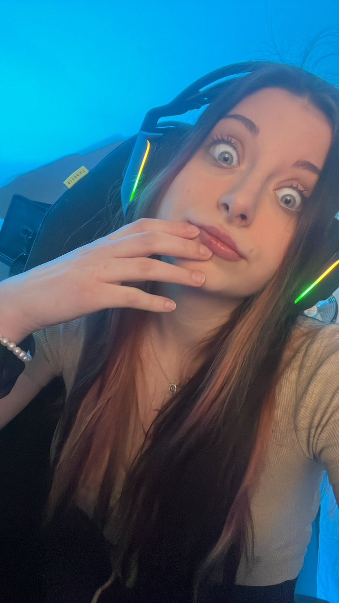 nyxdoesstuff's tweet photo. Oddly live on kick with some val https://t.co/0IBnJC49g7 https://t.co/wxbMwjmmMj