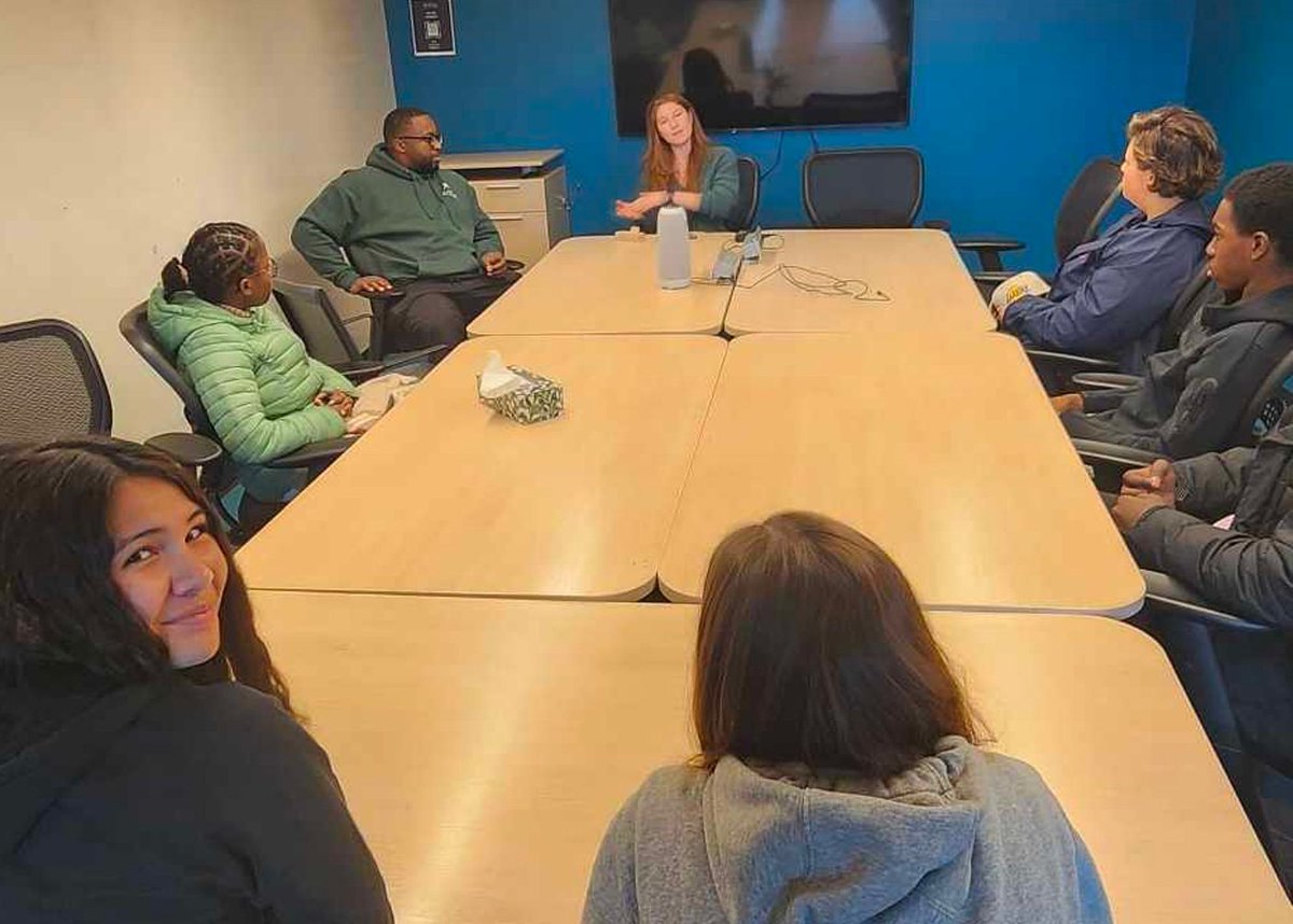 Groupe3737's tweet photo. Dans le cadre du programme #Entrepreneurs de la #relève, les #jeunes ont eu la chance de faire la visite de Tiers-Lieu, un espaces de « coworking », Centrall, une entreprise québécoise de « streetwear » et les bureaux du #Groupe3737. https://t.co/hRRoMDu5RP