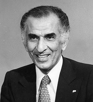 پدر واقعی رضا پهلوی(میر پنج) کیست؟!
جمشید آموزگار یهودی پدر واقعی رضا پهلوی است.به دلیل ترس از نطفه محمد رضا به او تفهیم کردن که عقیم هست تا اینکه گوگوش و شاه همبستر شدن و گوگوش از محمد رضا باردار شد.محمد رضا متوجه عقیم نبودن خود شد👇👇👇👇