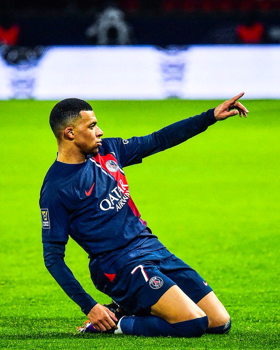 PurFoot_'s tweet photo. 🚨 TRANSFERT CHOC !

Le Real Madrid est prêt à échanger le Bernabéu contre un sac de croissants pour recruter Mbappé ! 😳

🔴 La clause secrète du contrat serait des croissants frais chaque matin pour Ancelotti d'après nos sources.

C'est FOU 🤯

#Mbappe #psg https://t.co/eNotqupRDL