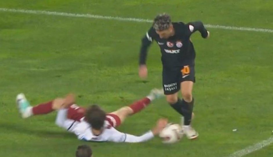 Ahmet Çakar: “Sivas’ta tam bir futbol katliamı yaşanmıştır. Hakem Zorbay Küçük Galatasaray’ın net 2 penaltısını vermeyip Galatasaray’ı boğmuştur…”