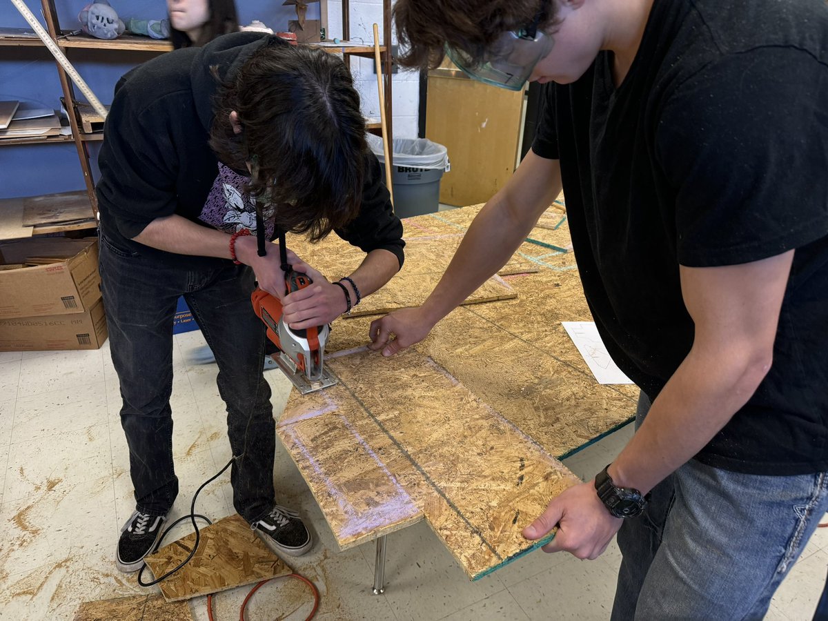 ValsArtClass's tweet photo. …meanwhile, back at the sculpture ranch-we’re starting the next big project.  #nisdfinearts #clarkart #nisdcreates #sculptureclass https://t.co/IIL1PuL8SA