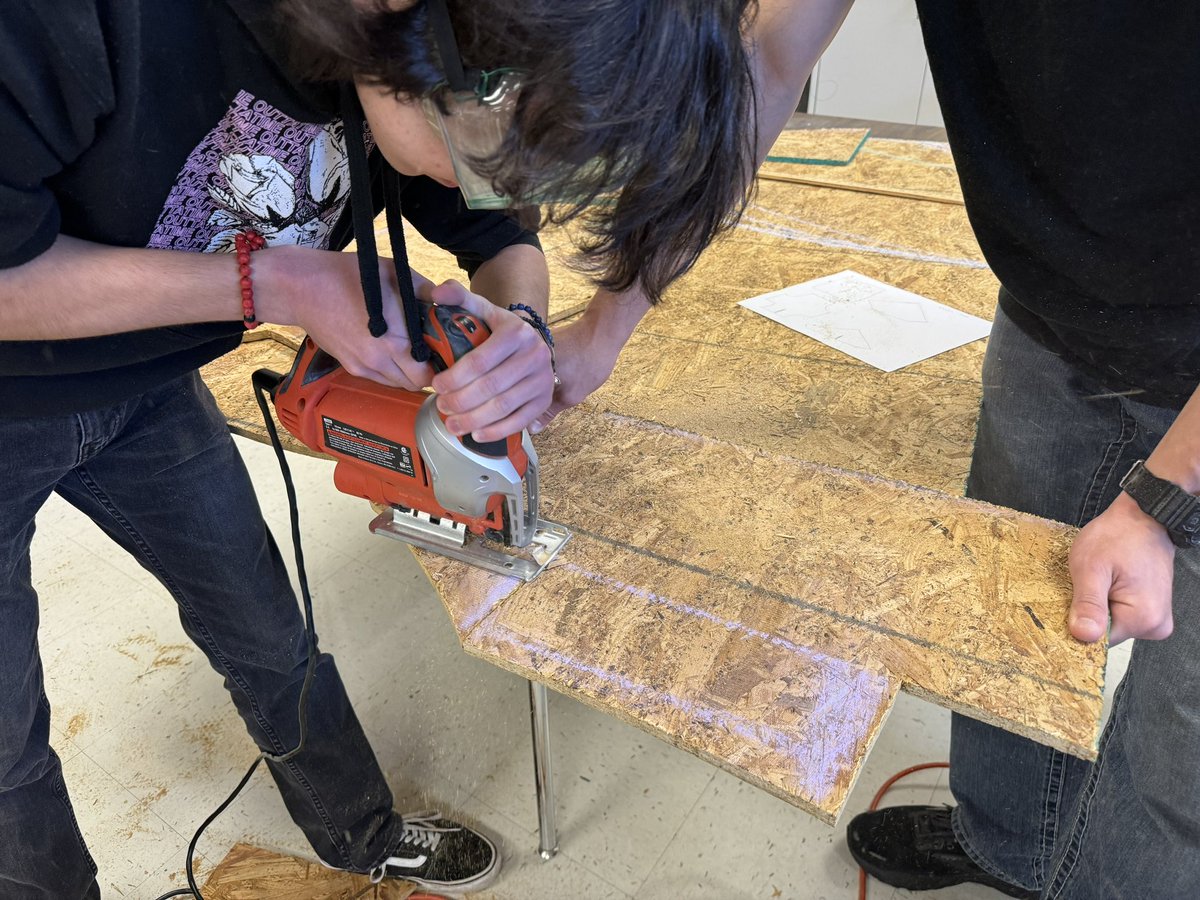 ValsArtClass's tweet photo. …meanwhile, back at the sculpture ranch-we’re starting the next big project.  #nisdfinearts #clarkart #nisdcreates #sculptureclass https://t.co/IIL1PuL8SA