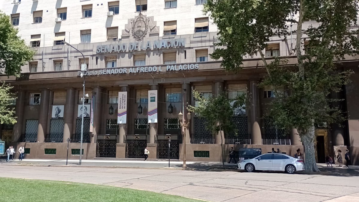 La biblioteca del congreso tiene más de 2500 empleados y está cerrada durante todo el mes de enero .
Cuándo hacemos el recorte acá <a href="/JMilei/">Javier Milei</a> ?