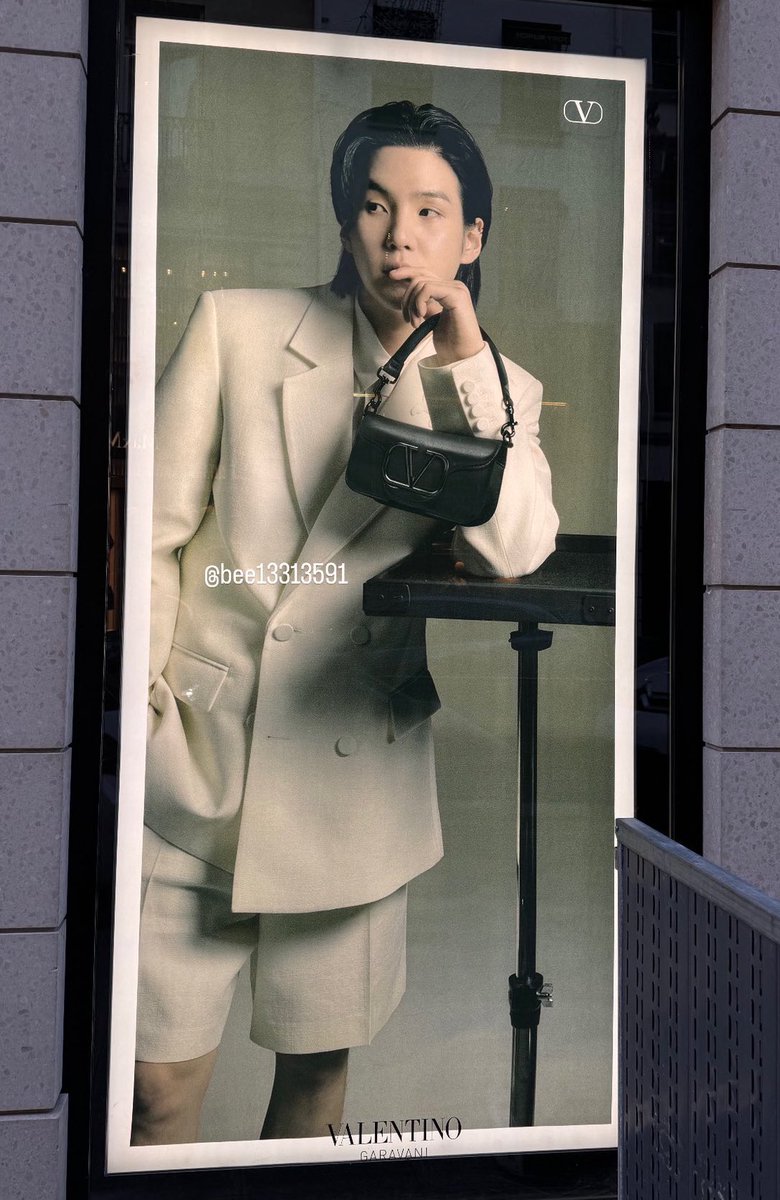 houriyng's tweet photo. THEE VALENTINO DIVA https://t.co/aQdiL6Hure