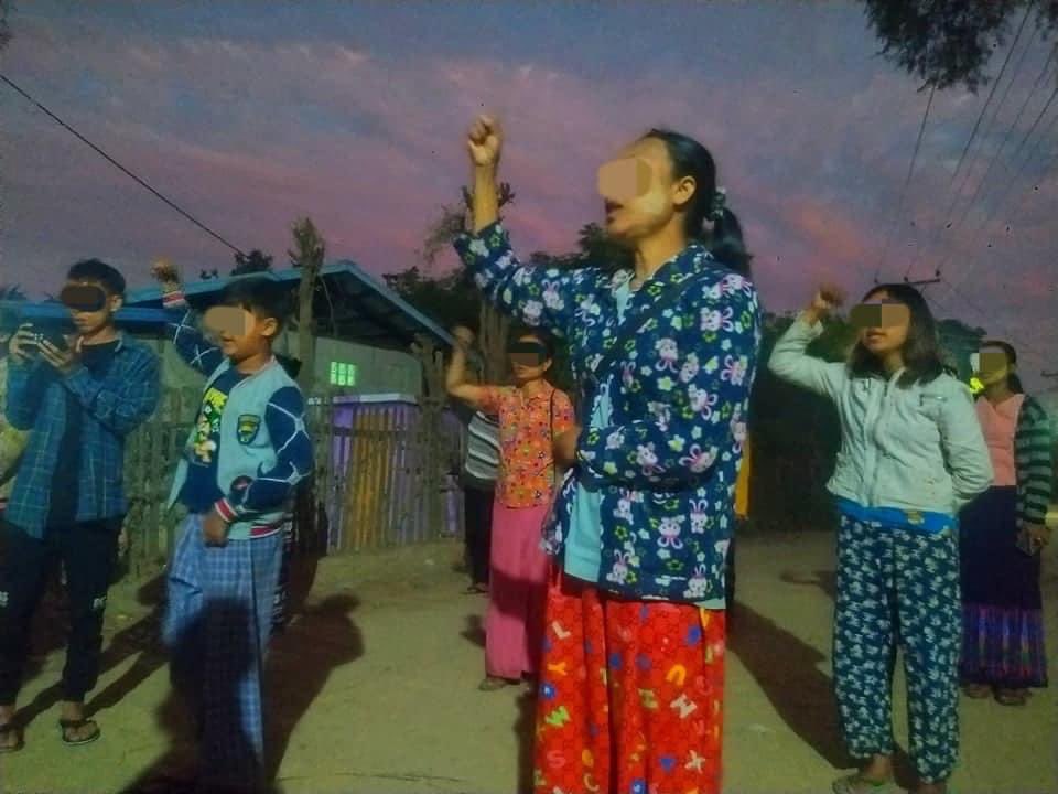 KYITHAR95368969's tweet photo. The protesters of Arr Man Thit Strike from a village of #Salingyi Twp, #Sagaing Region, regularly staged an evening strike to oust the #MilitaryDictatorship on Jan11.

#WarCrimesOfJunta                                        
#2024Jan11Coup             
#WhatsHappeningInMyanmar https://t.co/ANPsLig3k9