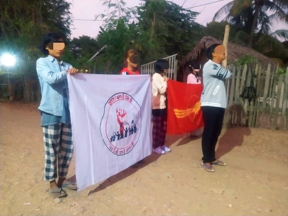 KYITHAR95368969's tweet photo. The protesters of Arr Man Thit Strike from a village of #Salingyi Twp, #Sagaing Region, regularly staged an evening strike to oust the #MilitaryDictatorship on Jan11.

#WarCrimesOfJunta                                        
#2024Jan11Coup             
#WhatsHappeningInMyanmar https://t.co/ANPsLig3k9