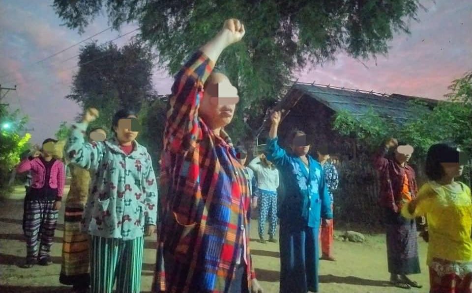 KYITHAR95368969's tweet photo. The protesters of Arr Man Thit Strike from a village of #Salingyi Twp, #Sagaing Region, regularly staged an evening strike to oust the #MilitaryDictatorship on Jan11.

#WarCrimesOfJunta                                        
#2024Jan11Coup             
#WhatsHappeningInMyanmar https://t.co/ANPsLig3k9