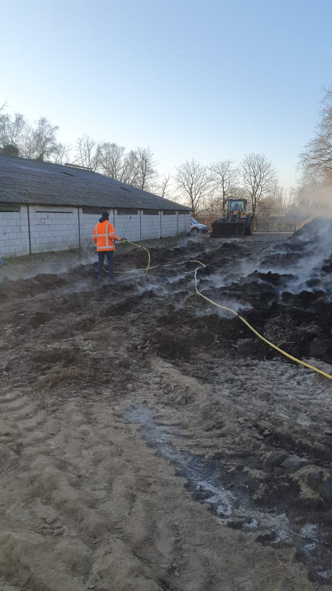 GiedoIndenkleef's tweet photo. Vandaag is de firma Henssen druk bezig met het verwerken van het bermaaisel @gemeenteweert te verwerken in een Bokashi kuil.
Men voegt Effective Micro-organismen, Zeeschelpen en klei toe. 
Het uitrapen van afval is het meeste werk. https://t.co/sawxWfuZjq