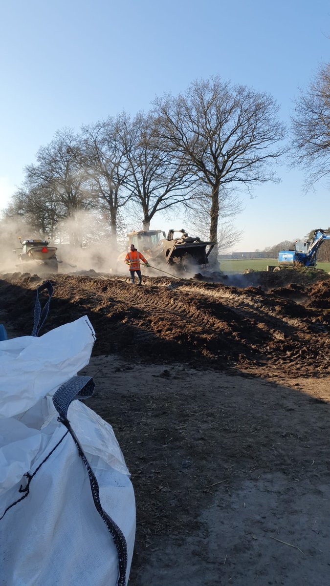 Vandaag is de firma Henssen druk bezig met het verwerken van het bermaaisel <a href="/gemeenteweert/">Gemeente Weert</a> te verwerken in een Bokashi kuil.
Men voegt Effective Micro-organismen, Zeeschelpen en klei toe. 
Het uitrapen van afval is het meeste werk.