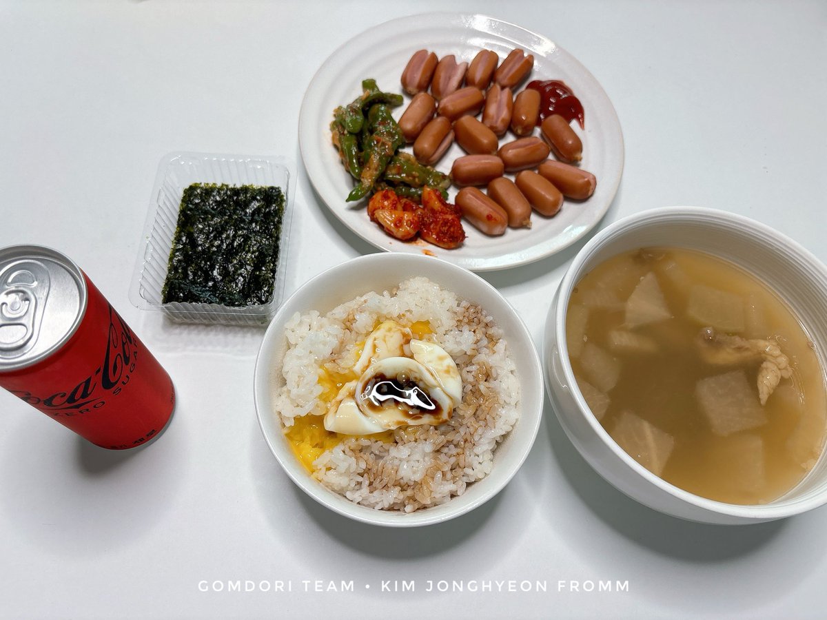 StudyJonghyeon's tweet photo. [FROMM] Kim Jonghyeon had a meeting today. He also prepared simple dinner at home. He bought the side dishes but he fried the egg himself. Next time he wants to try nattō as well. He then calls each &amp;U by the name and says everyone has worked hard today 💙 

#KIMJONGHYEON #김종현 https://t.co/SUo7h6QhW7