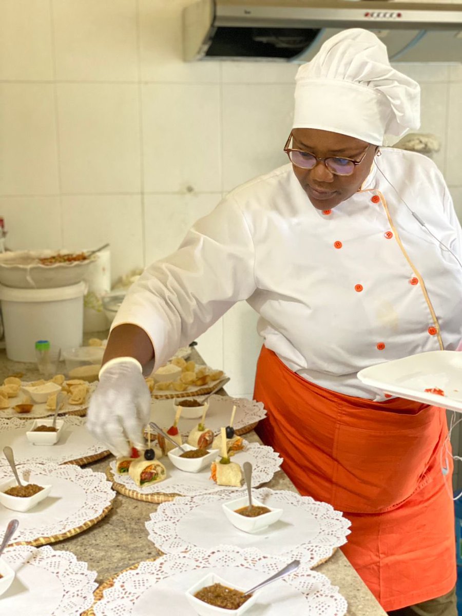 Aujourd'hui, nous sommes ravis de vous présenter la talentueuse Cheffe, que nous appelons affectueusement "Tata Racky ". Son dévouement à son métier se reflète dans chaque plat délicieux qu'elle crée en mélangeant avec minutie des saveurs locales exceptionnelles.