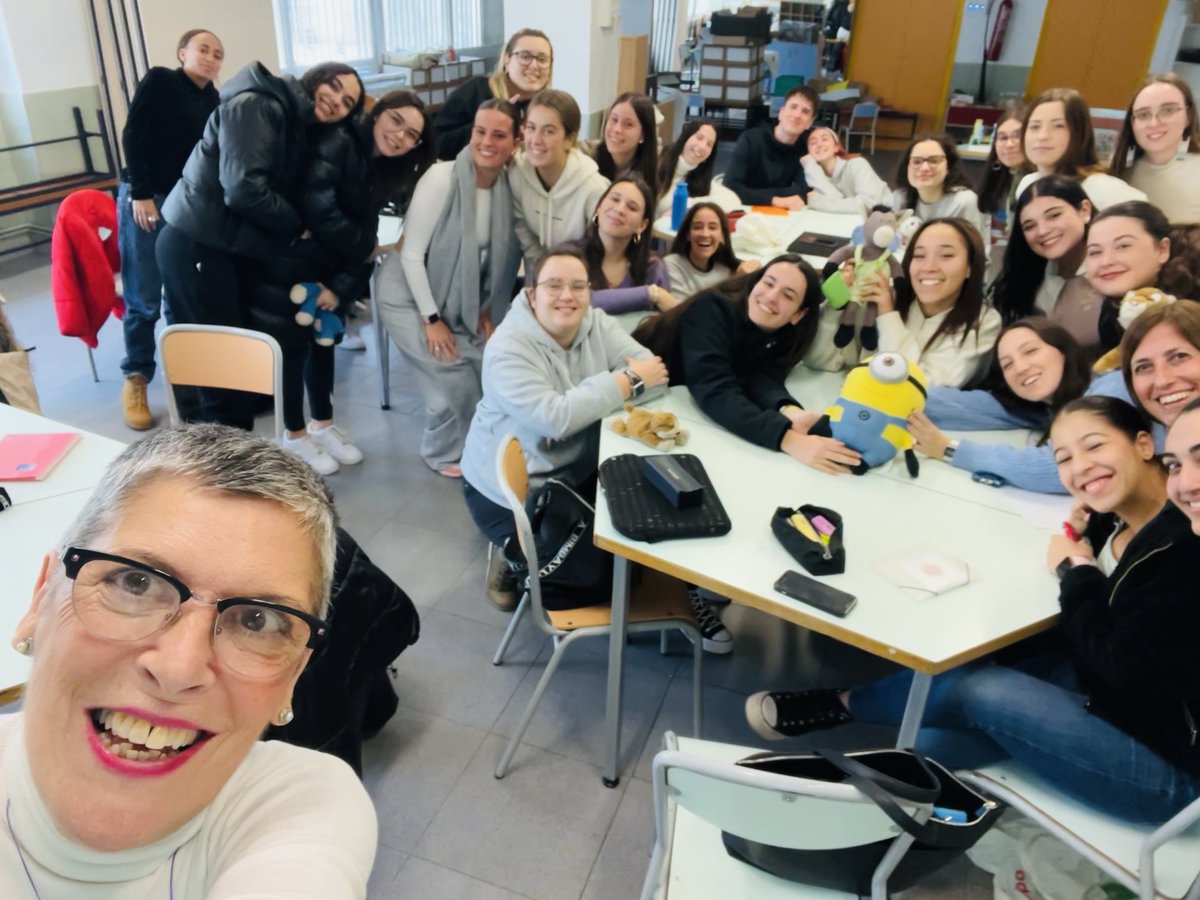 immamarin's tweet photo. Així acabem la classe amb l'alumnat de #FP Educacio infantil @LopezVicuBCN Em diuen que marxen amb #aprenentatges #illusió #coneixements #joc #NenaInterior #Joguines #Emoció #Infantesa #EssersHumansMésComplerts i jo ❤️#AmbGanesDeTornar l'any vinent! @marinvizate https://t.co/VU5oj0O42p
