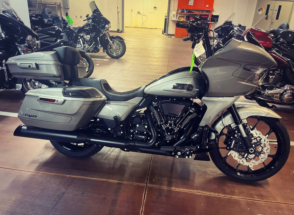 Smt_MachiningCo's tweet photo. The new Road Glide CVO with a set of SMT PS2 performance wheels 18x5.5 rear/ 21" front and 13" PR1 Performance rotors. This thing is ready for some action!
#smtwheels #ridewiththebest #harleydavidson #roadglide #cvo #performancebagger https://t.co/osE4H4Le2K