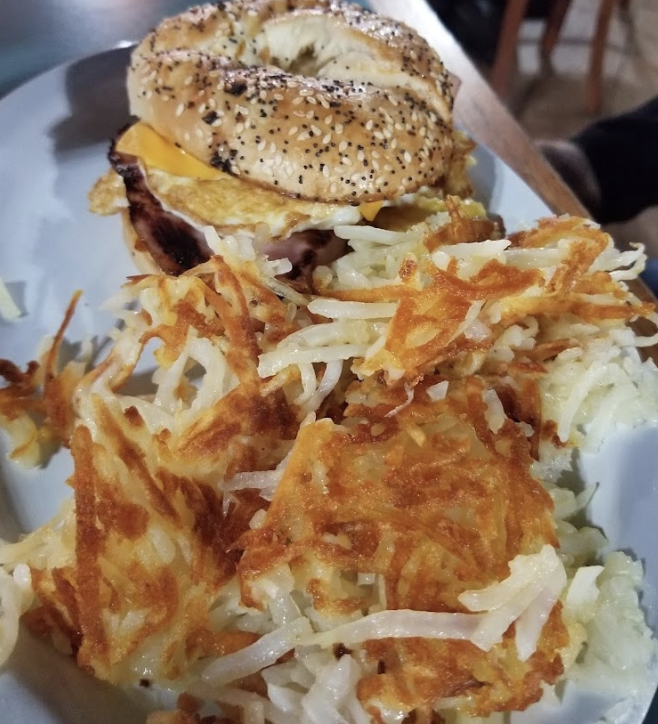 OakPancake's tweet photo. Not a bad way to start the day 😏 #BreakfastBagels #HashBrowns https://t.co/6AuqNwshkC