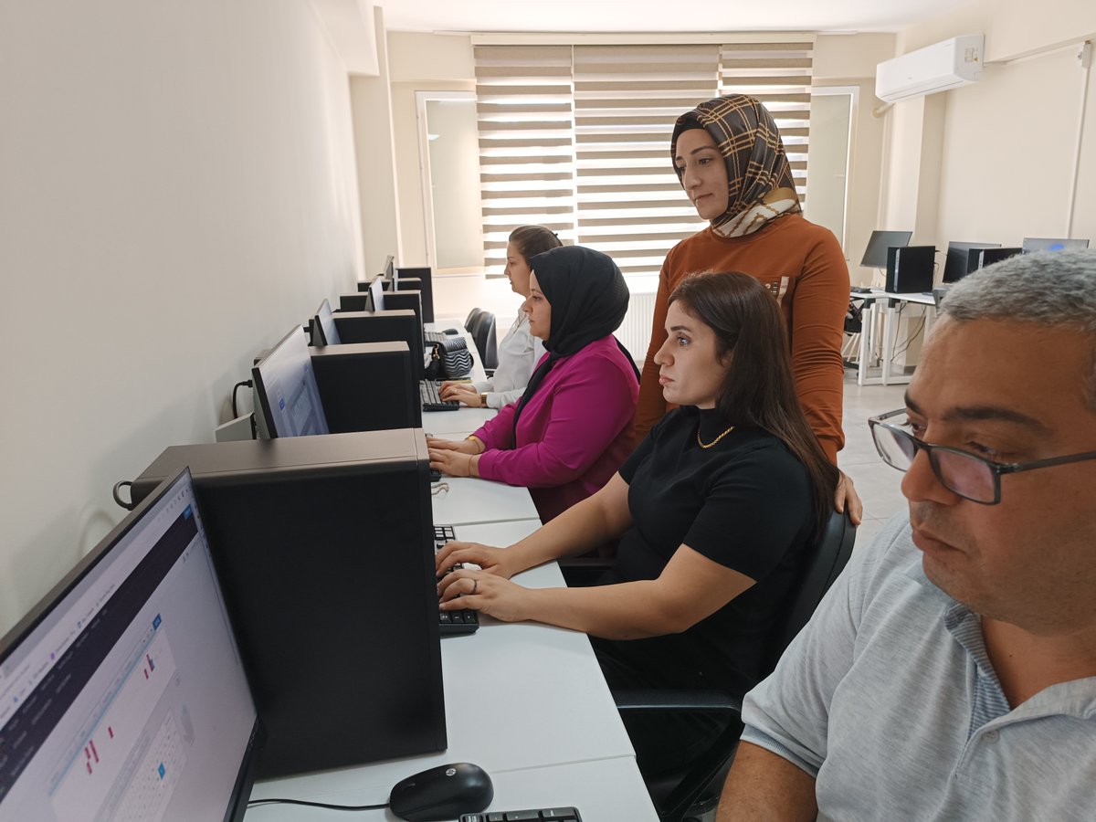 dbbdismek's tweet photo. #DİSMEK “F Klavye” kursiyerlerimiz ile çalışıyoruz. 😎
 
Alanında uzman eğitmenlerimizle kursiyerlerimizi yetiştiriyor, onlarla gelişiyoruz.🎙🪡💇♀
 
 Detaylı bilgi için;

🌐 https://t.co/t7cFw0sin2 web sayfamızı ya da kurs merkezlerimizi birebir ziyaret edebilirsiniz. https://t.co/WgcvgWW4vn