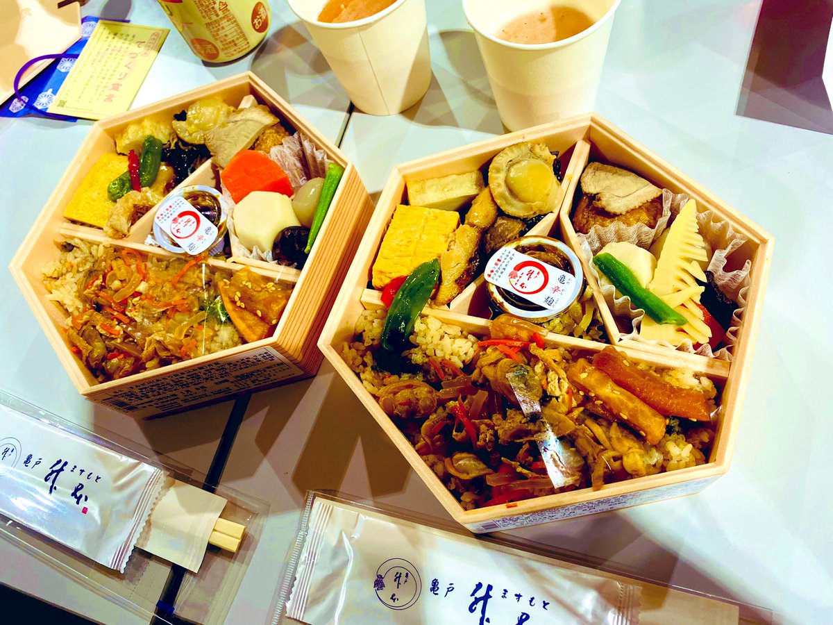 GarakuTown's tweet photo. 打ち上げのお弁当も美味しかった🤤🍱

差し入れに頂いたお菓子もありがとうございました🍪🍭✨美味しすぎてすぐに食べてしまった🤤♥️

それと物販にポストカード2枚セットが仲間入りしました🌹✨

購入してくれた方が沢山いたので…飾ってインテリアになってたりしたら嬉しいなぁ🍄🍄 https://t.co/qTMFYeUuFX