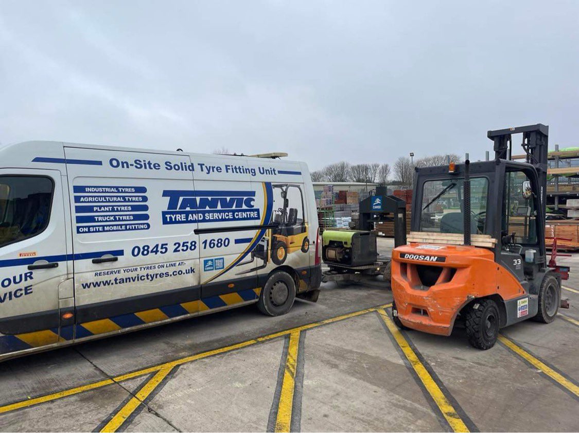 New solid forklift tyres being fitted this morning in the Grantham area by our mobile fitting team. Give us a call on 0845 2581680 #forklift #tyre #tyres #solid #solidtyre #solidpress #mobile #mobileservice #onsite #onsiteservice #industrial #Camso #press #forklifttyres #Grantham