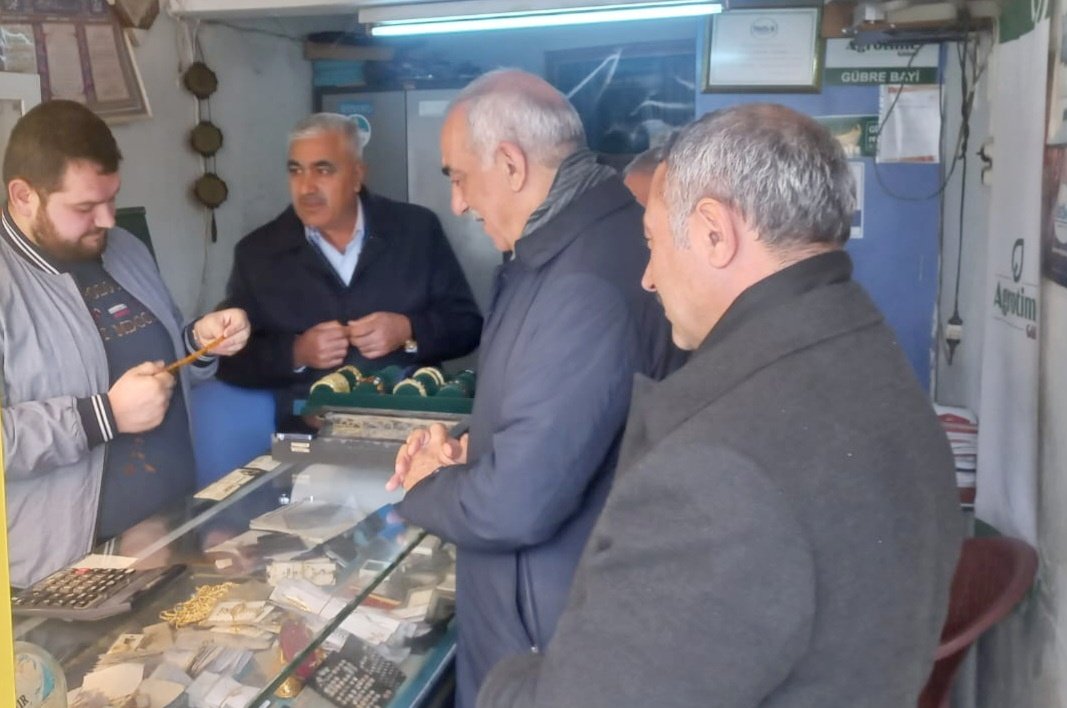 aslanalibayik's tweet photo. Belediye Meclisi üyelerimiz @mferhatbebe ve @DurruNarin ile sanatkar esnaflarımızı ziyaret  edip kandillerini kutladık.
Genç arkadaşlarımızla kısa bir sohbet ettik. 

Kazançları bereketli olsun.

@erkankandemir 
@bybekirbozdag 
@adelioglu63 https://t.co/iRWSrmHYrx