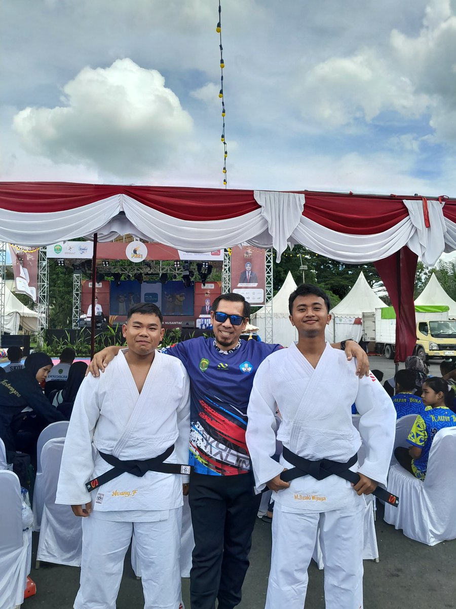 Dirham2023's tweet photo. Pengawal pribadiku, ada yg berani?? 😅😅 https://t.co/r5shndXFic