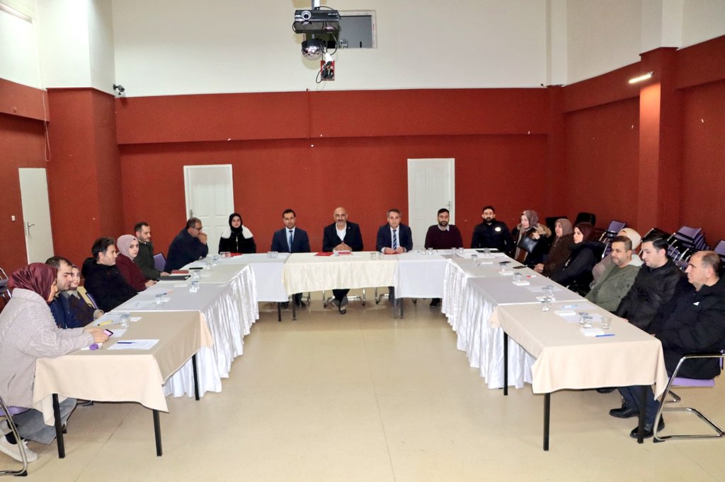 bingolashm12's tweet photo. İl Müdürümüz Abdulbari AKSOY ve İl Müdür Yardımcımız Orhan VARAN, Bingöl İller Bankası Çocuk Evleri Sitesi Müdürlüğümüzde görev yapan grup sorumluları ile kurum iş ve işlemleriyle ilgili toplantı düzenlediler.
@tcailesosyal @Abdulbariaksoy @orhanvaran12 https://t.co/Hb9SgrUhFF