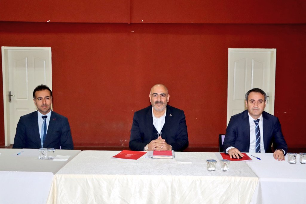 bingolashm12's tweet photo. İl Müdürümüz Abdulbari AKSOY ve İl Müdür Yardımcımız Orhan VARAN, Bingöl İller Bankası Çocuk Evleri Sitesi Müdürlüğümüzde görev yapan grup sorumluları ile kurum iş ve işlemleriyle ilgili toplantı düzenlediler.
@tcailesosyal @Abdulbariaksoy @orhanvaran12 https://t.co/Hb9SgrUhFF