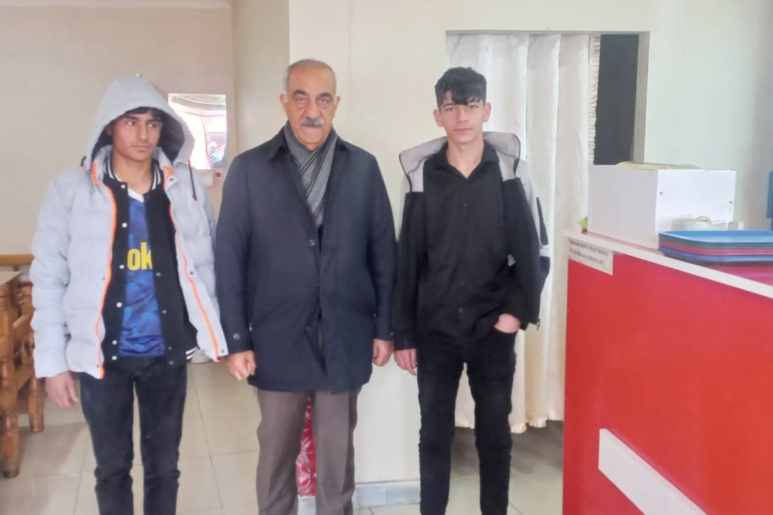 Belediye Meclisi üyelerimiz <a href="/mferhatbebe/">Mehmet Ferhat Bebe</a> ve <a href="/DurruNarin/">Mehmet Dürrü Narin</a> ile sanatkar esnaflarımızı ziyaret  edip kandillerini kutladık.
Genç arkadaşlarımızla kısa bir sohbet ettik. 

Kazançları bereketli olsun.

<a href="/erkankandemir/">Erkan Kandemir</a> 
<a href="/bybekirbozdag/">Bekir  Bozdağ</a> 
<a href="/adelioglu63/">Ali ihsan Delioğlu</a>