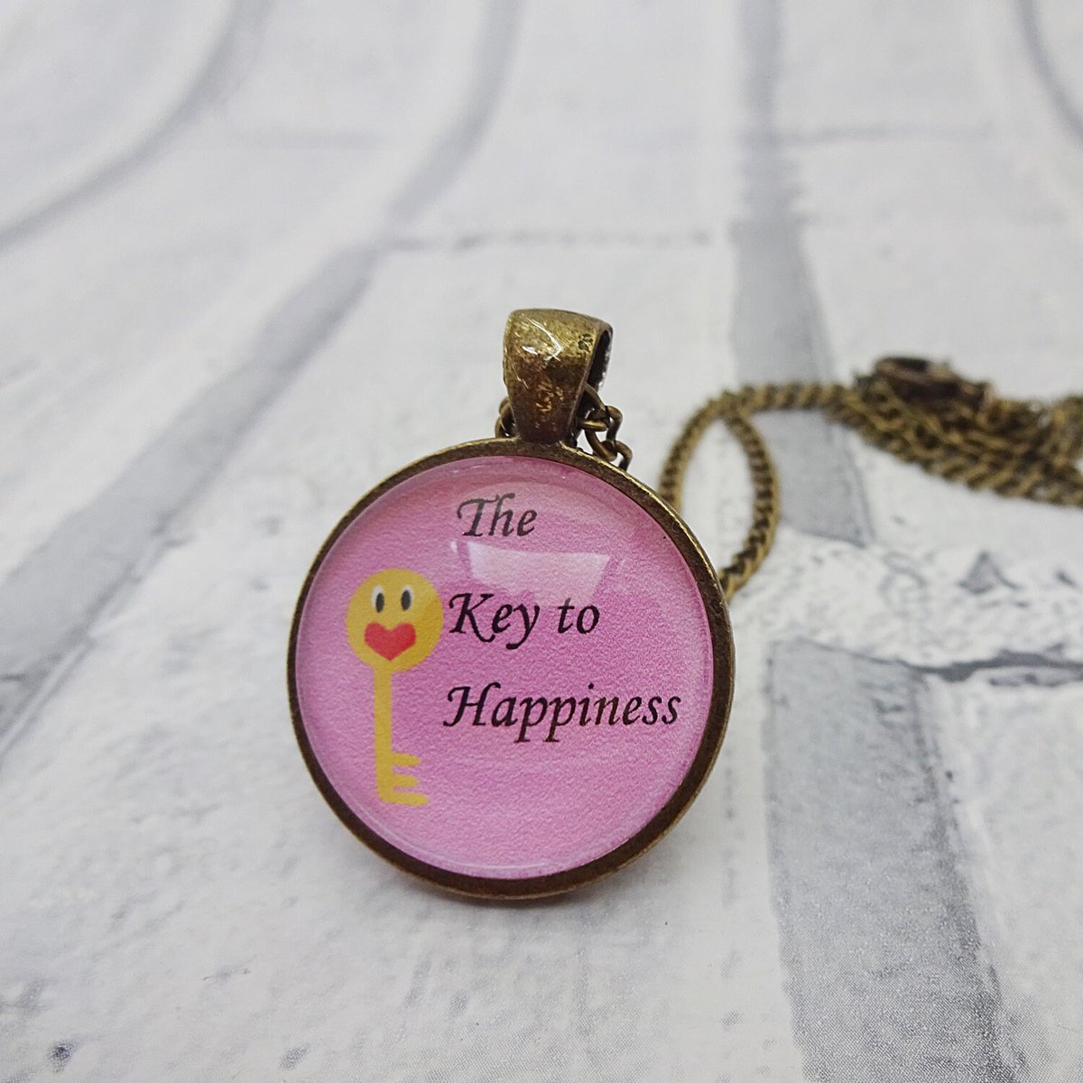 martisanne's tweet photo. Key to happiness necklace, Key to my heart, Happiness pendant, Key to her heart, Key pendant, happiness quote, Inspiring quote, gift, Q1 https://t.co/SrjgIdzg3C #Etsy #Shopsmall #Handmade #SMILEtt23 #KeyPendant https://t.co/luf5ktGXuc