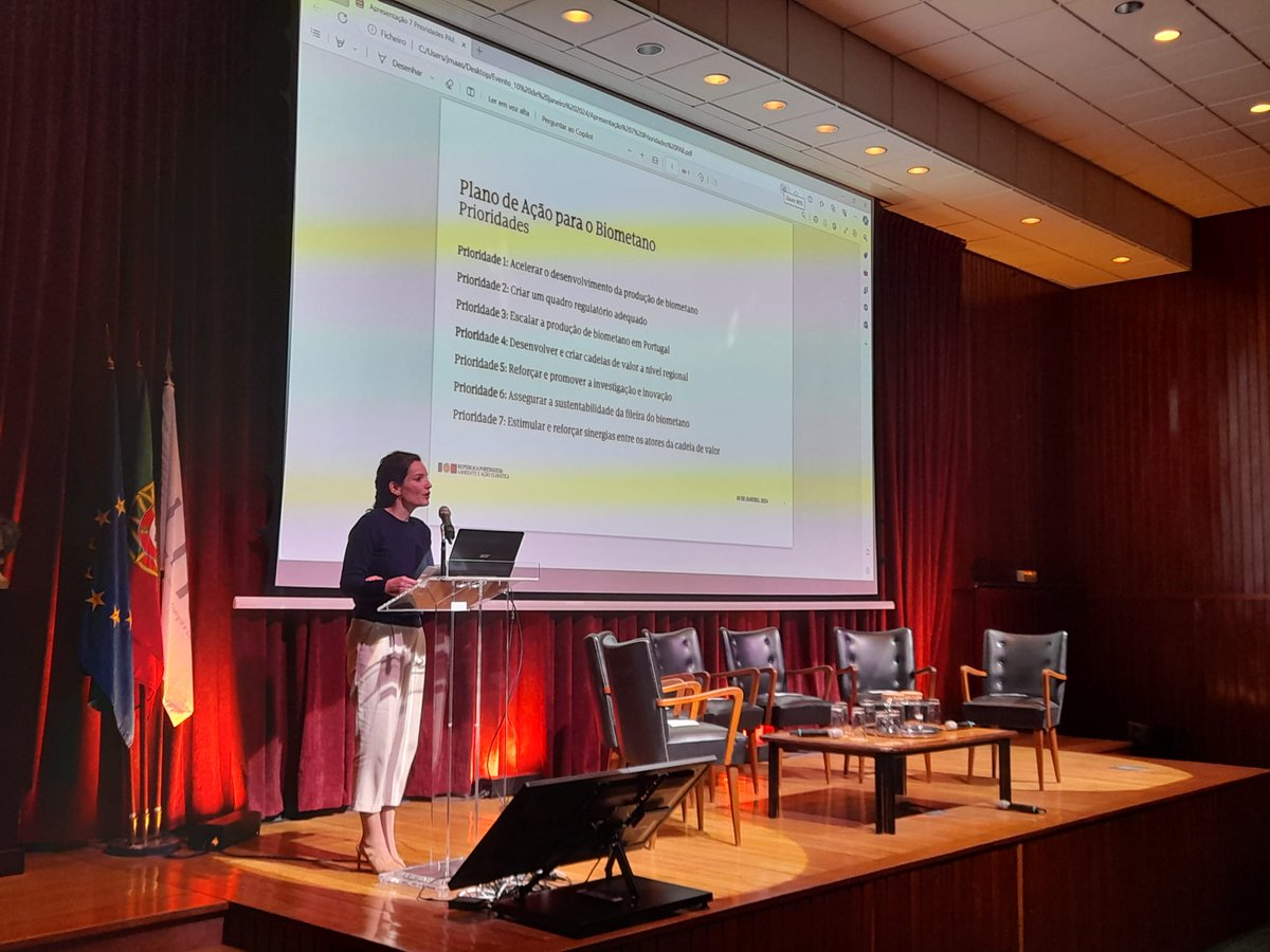 ambiente_pt's tweet photo. A #SEEnC, Ana Fontoura Gouveia, apresentou ontem a primeira versão do Plano de Ação para o Biometano. No evento, que contou com o #SEA, Gonçalo Rodrigues, a #SEEnC referiu a importância do Plano e contributo do biometano para transição energética e promoção da economia circular. https://t.co/ErEwOc3XXG