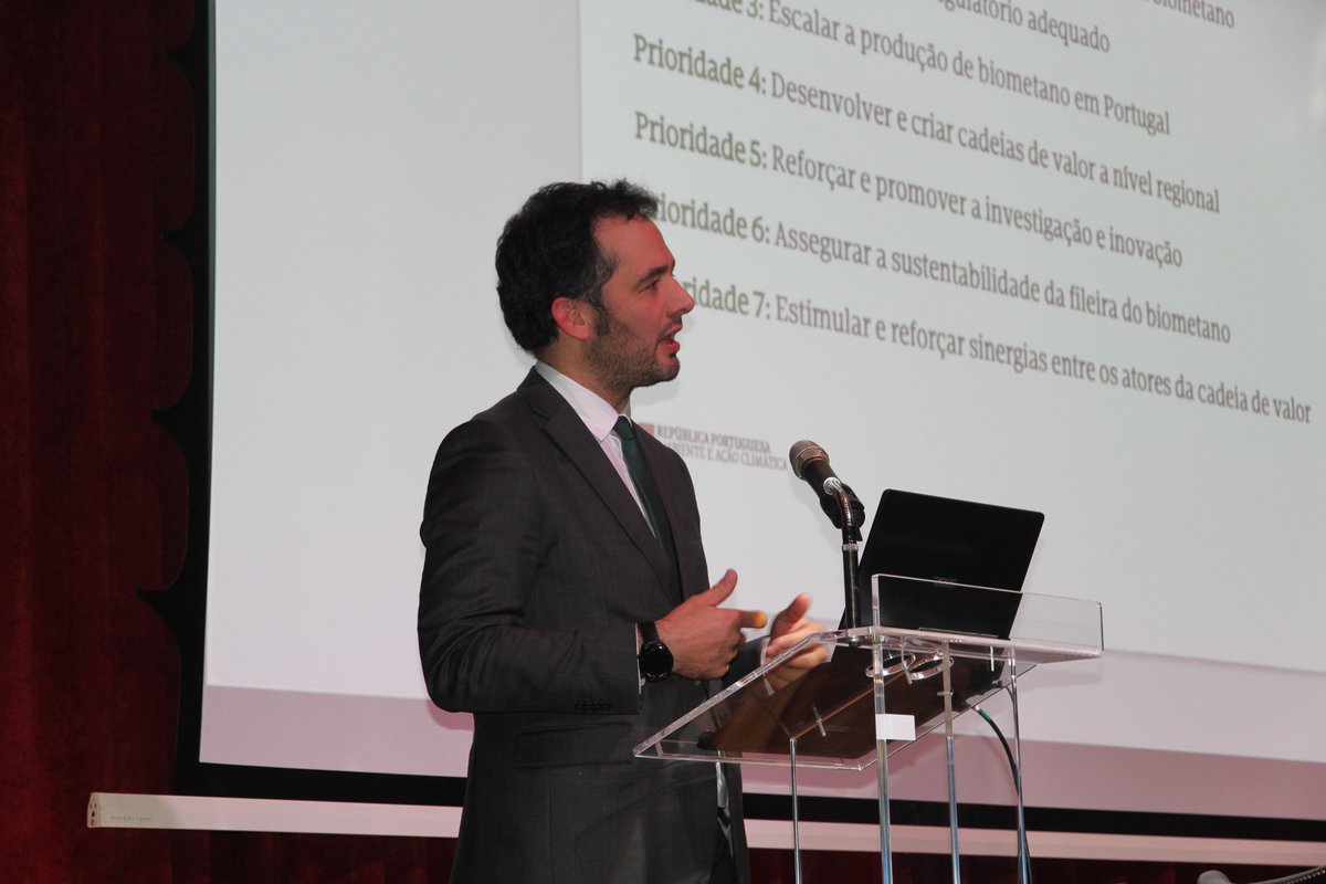 ambiente_pt's tweet photo. A #SEEnC, Ana Fontoura Gouveia, apresentou ontem a primeira versão do Plano de Ação para o Biometano. No evento, que contou com o #SEA, Gonçalo Rodrigues, a #SEEnC referiu a importância do Plano e contributo do biometano para transição energética e promoção da economia circular. https://t.co/ErEwOc3XXG