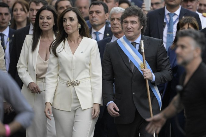 LA HIPOCRESIA DE LA CASTA 

Más allá de si estás o no de acuerdo con las medidas que tomo el actual gobierno es evidente que la crisis económica y social no es culpa de él. Lleva sólo 30 días gobernando y en ese tiempo no sólo no se soluciona nada sino que tampoco se agrava nada