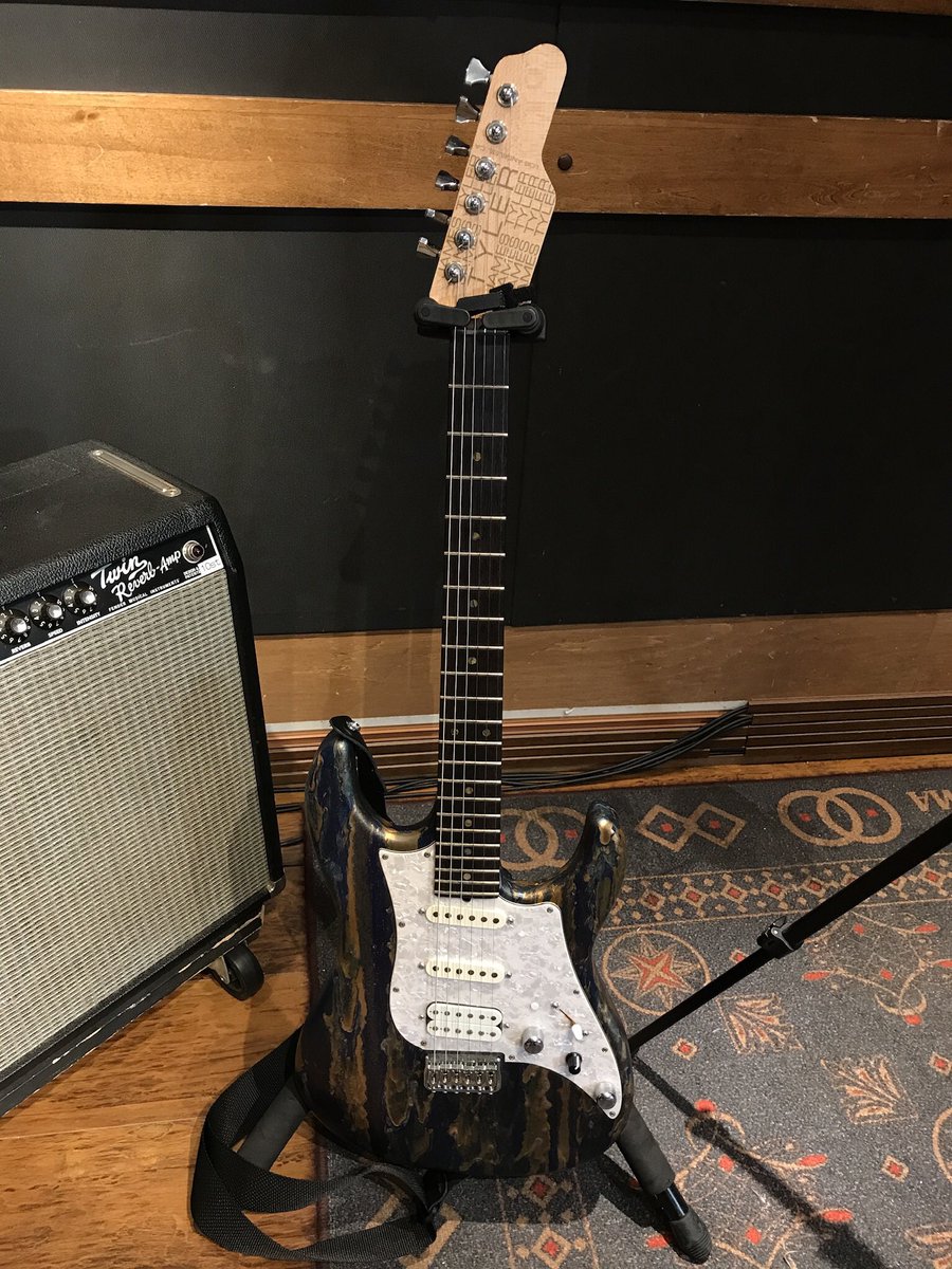 nomen1500's tweet photo. 2011年製のJames tyler USA Studio Elite HD Malibu beach shmear売ろうと思っています。

オプションのゴールドロゴだったりヒップショットのハードテイルがついていたりなかなかレアな仕様かと思われます。

値段は応相談です。
リプしていただければDM送ります。

#ギター売ります https://t.co/amEI1STAFw