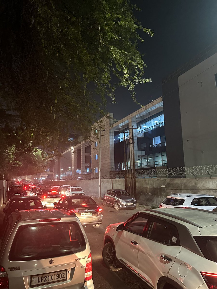 tanyakrishna's tweet photo. ⁦@noidapolice⁩ ⁦@noidatraffic⁩  how are people allowed to “park” in 3 lanes, leaving only a single lane for a 2-way street. This is the backside of Times Internet office, film city. This is an everyday traffic jam thanks to the senseless parking https://t.co/t9uTtXIf9w