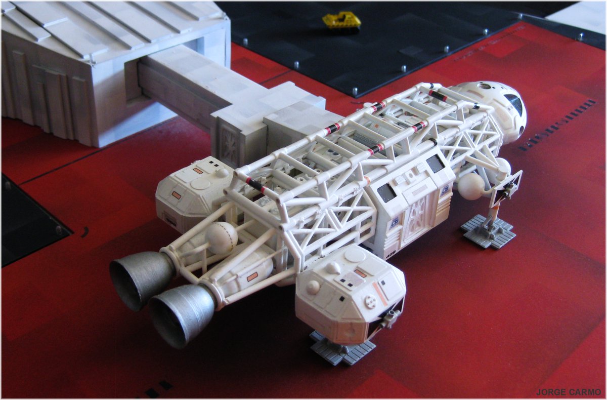 EagleAlpha1999's tweet photo. Meet the Vulture, a moon hopper for small operations on the lunar surface. #space1999 #vulture #moonbasealpha #servicevehicle #whatif #cosmos1999 #spazio1999 #espaço1999 #eaglelaunchpad #moon #scifi https://t.co/JXb24JwV0b