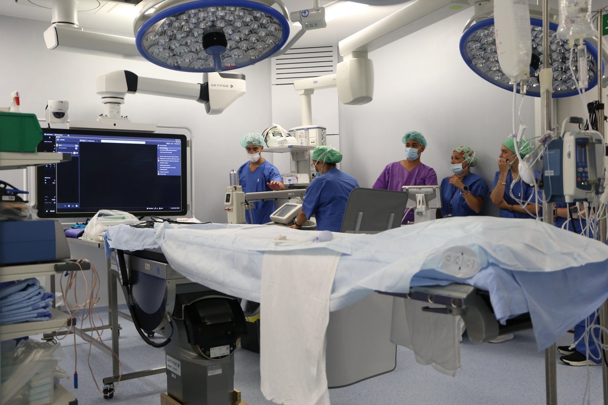 vallhebron's tweet photo. 🏥 L’equip del Dr. @sbellmunt, cap de Cirurgia Vascular, ha estrenat un quiròfan híbrid, únic al món, dissenyat pels cirurgians. Té 2⃣ pantalles que funcionen com un #GPS i guien l'equip mèdic per l’entramat d’artèries del pacient en temps real.

Més 👇
https://t.co/4hLPQBdekA https://t.co/FT0z00Jqnb