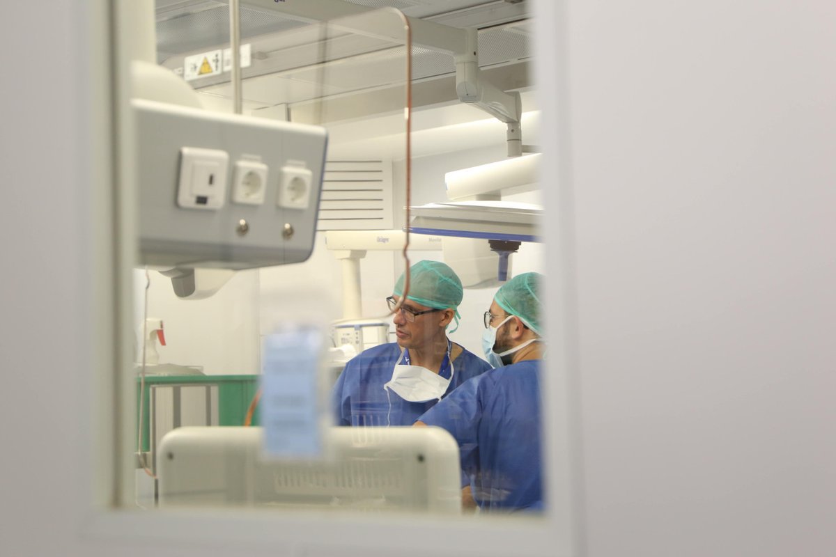 vallhebron's tweet photo. 🏥 L’equip del Dr. @sbellmunt, cap de Cirurgia Vascular, ha estrenat un quiròfan híbrid, únic al món, dissenyat pels cirurgians. Té 2⃣ pantalles que funcionen com un #GPS i guien l'equip mèdic per l’entramat d’artèries del pacient en temps real.

Més 👇
https://t.co/4hLPQBdekA https://t.co/FT0z00Jqnb